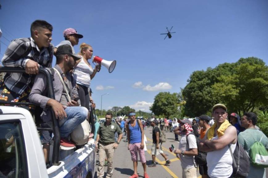 Personal del Instituto Nacional de Migración así como representantes de organismos civiles y de la Comisión Nacional de Derechos Humanos (CNDH) han acompañado la marcha de los migrantes hasta llegar a Tapachula, la segunda ciudad más importante del estado mexicano de Chiapas.