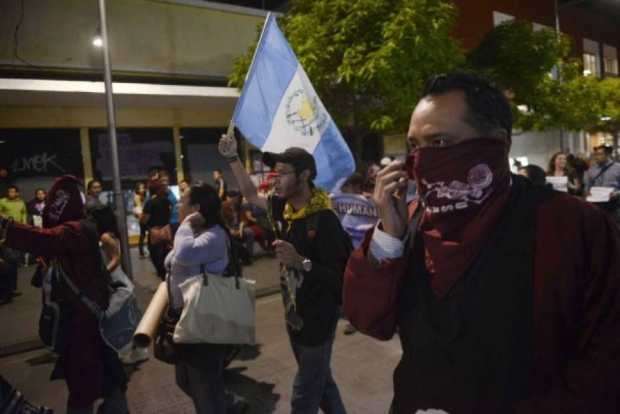 Tras la decisión de la Corte cientos de manifestantes salieron a las calles a pedir la renuncia de la vicepresidenta guatemalteca.