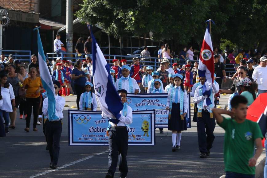 Fervor patrio y alegría caracterizan a los escolares que desfilan durante esta jornada en Tegucigalpa. 