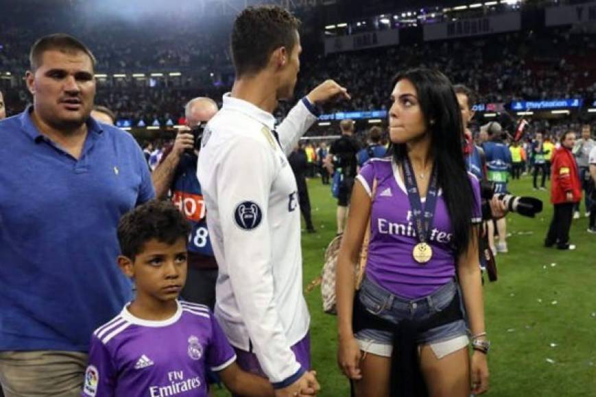 La mirada que le echaba Georgina Rodríguez a Cristiano Ronaldo.