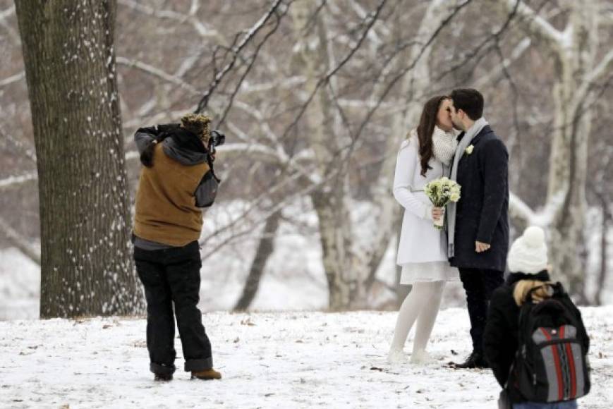 Esta pareja aprovechó el paisaje invernal en el Central Park de Nueva York para la sesión de fotos de su boda.