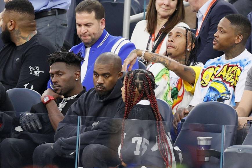 Kanye West - El rapero estadounidense llegó al Sofi Stadium con su hija North West.