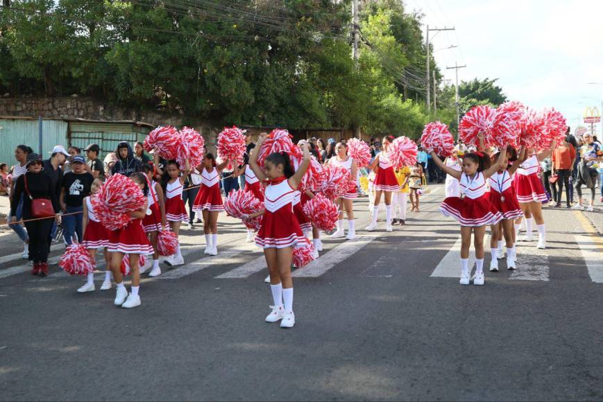 Cuadro de pequeñas pomponeras realizan su espectáculo durante los desfiles de este domingo en Tegucigalpa. 