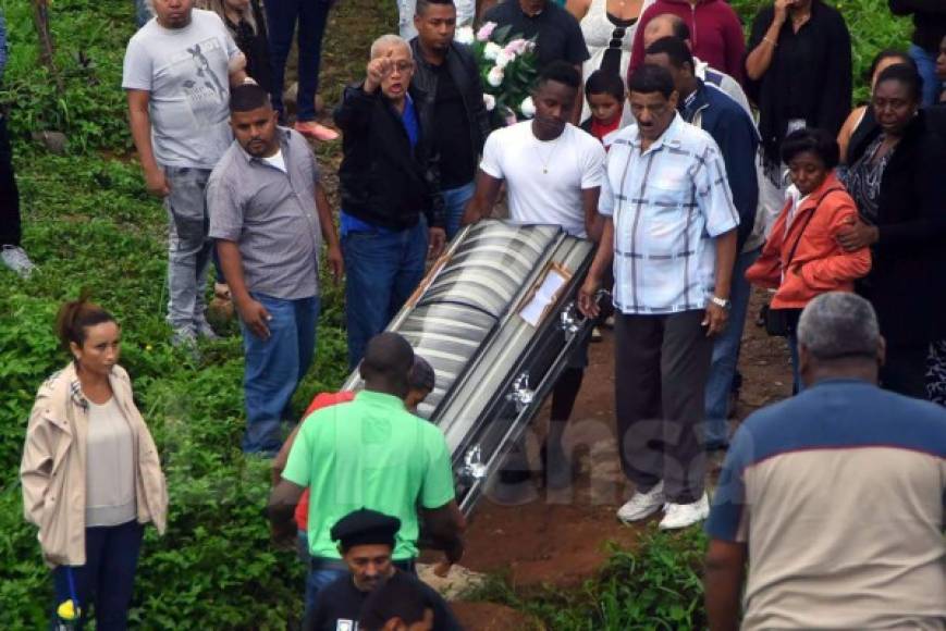 Entre llanto y aplausos fue sepultada la madre de Kevin Hernández.