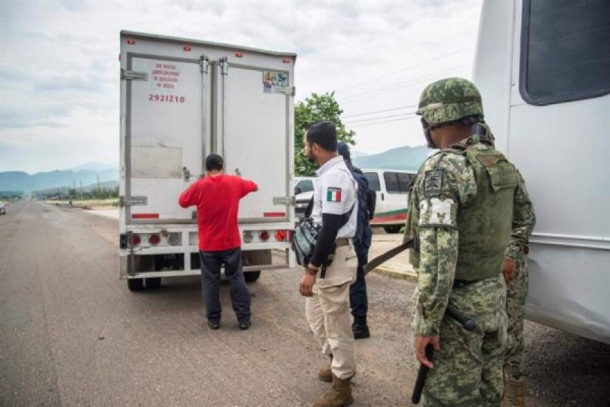 Los militares acompañan a miembros de la Policía Federal y agentes del Instituto Nacional de Migración (Inami), donde revisan los camiones, buses de transporte público, federal y particular para evitar el flujo de migrantes ilegales.