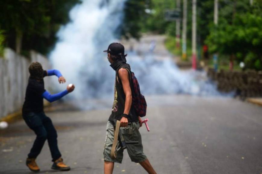 Friends and relatives attend the funeral of Jose Esteban Sevilla Medina, shot dead during clashes with the riot police and paramilitaries at Monimbo neighbourhood in Masaya, some 35 km from Managua, on July 16, 2018<br/>Nicaraguan pro-government forces launched an operation in the country's south that left at least 10 people dead and around 20 injured on Sunday, a human rights group said. / AFP PHOTO / MARVIN RECINOS