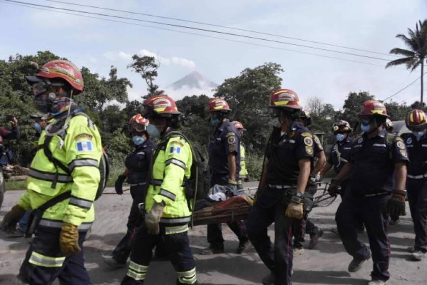 Los Bomberos dieron cuenta del hallazgo, este miércoles, de seis cadáveres en San Miguel Los Lotes, en el departamento sureño de Escuintla, la comunidad que quedó sepultada bajo miles de toneladas de material volcánico. Estas víctimas aún no cuentan en la cifra de 75 fallecidos que llevan las autoridades.