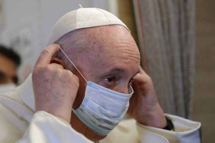 El Papa utilizó mascarilla durante su recorrido por Irak.