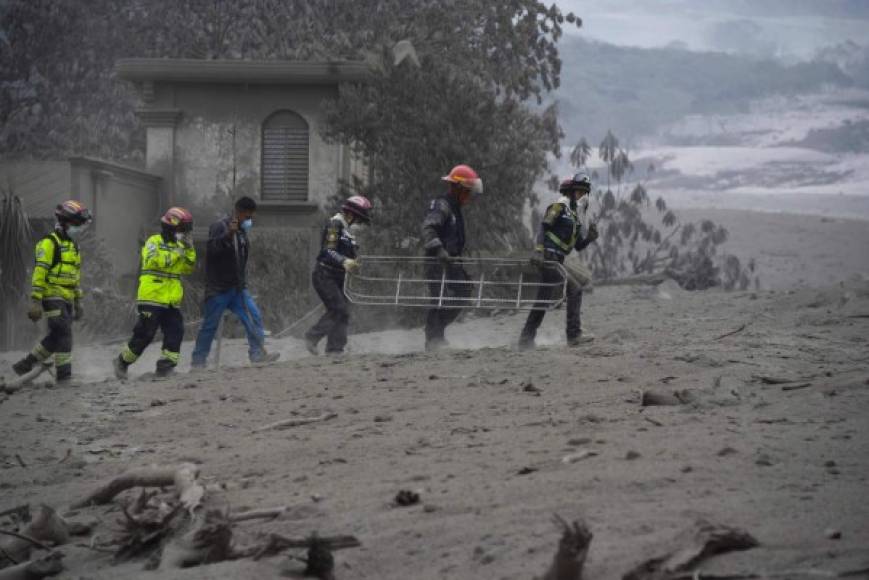 Las lluvias que azotan la capital guatemalteca han complicado las tareas de rescate, sin embargo, voluntarios, bomberos y policías continúan buscando sobrevivientes bajo las cenizas del volcán.