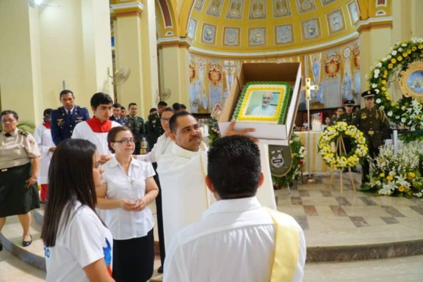 La feligresía católica de San Pedro Sula reconoció la labor de 24 años de monseñor Ángel Garachana.