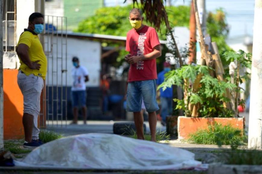 La acumulación de cadáveres ha sumido en el horror a Guayaquil y provocado el desabastecimiento de las funerarias, elevando a casi al doble el precio de los pocos ataúdes de madera que se ofertan, que de unos 500 dólares el más simple ahora han pasado a costar más de 1,000.<br/>