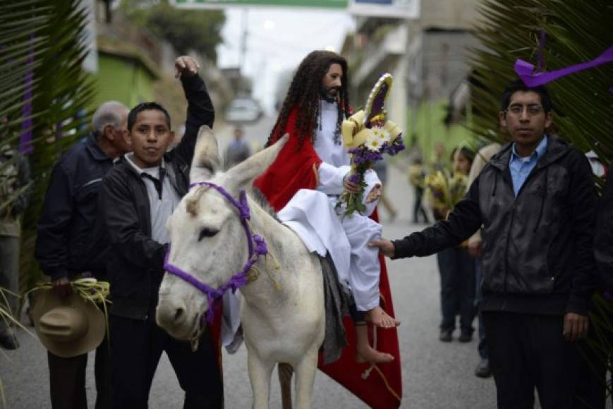 En Guatemala una procesión recreó la entrada de Jesús a Jerusalén, marcando el inicio de la Semana Santa, una celebración muy arraigada en ese país donde destacan las imponentes andas cargadas por devotos y las elaboradas alfombras multicolores de aserrín y flores.