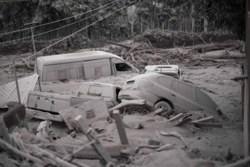 La erupción concluyó después de 16 horas y media de actividad, pero 'existe la probabilidad de una reactivación', indicó el Instituto de Vulcanología, recomendando mantener las medidas de precaución en las zonas afectadas.