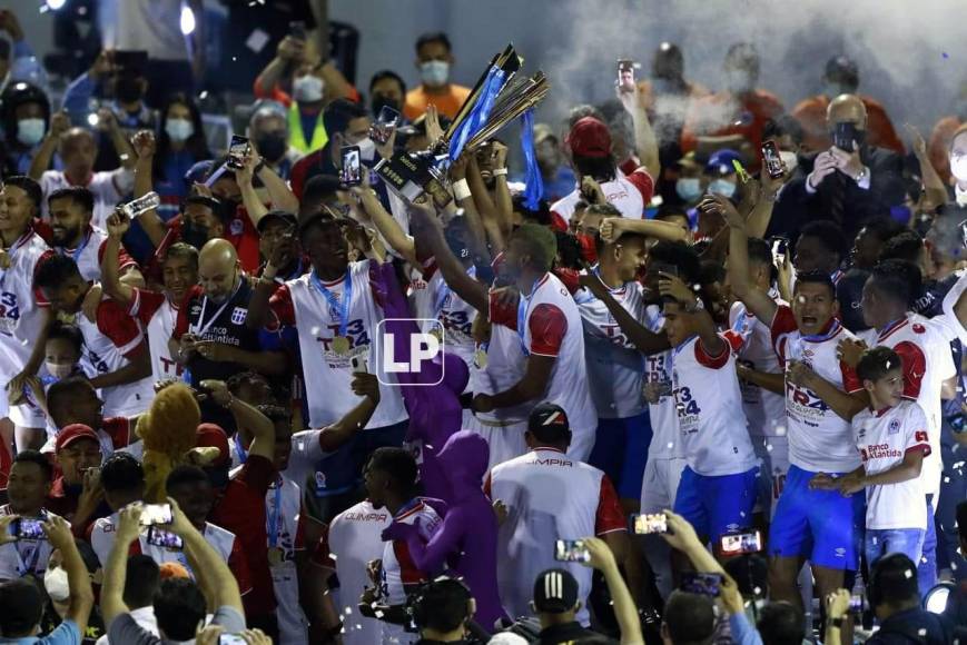 Los jugadores del Olimpia celebrando con el trofeo de campeones del Torneo Apertura 2021.
