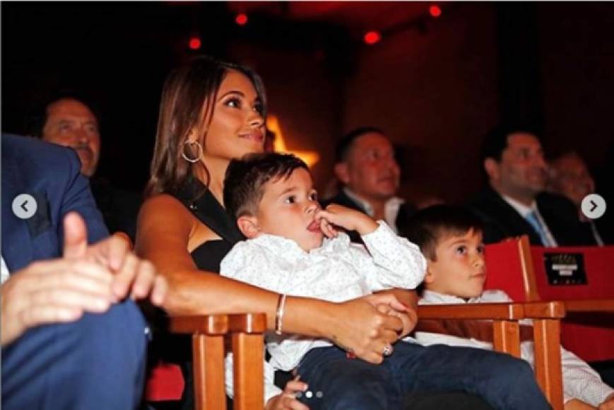 Antonella Roccuzzo y Mateo Messi observando el momento en el que Leo recibe la Bota de Oro.