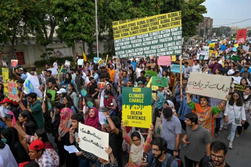 Cientos de personas salieron a las calles en Lahore, Pakistán.