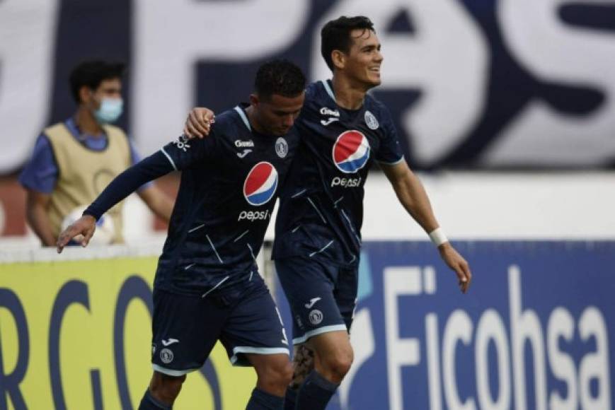 Roberto Moreira hizo el cuarto gol del Motagua y lo celebró con Walter Martínez, quien le dio la asistencia.
