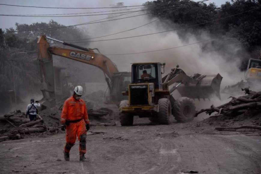 La columna de ceniza del coloso se eleva hasta los 4.700 metros de altura y no se descarta que se registren nuevos flujos piroclásticos.<br/>