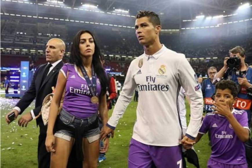 La joven española lució la camiseta del Real Madrid con un short corto que dejaba mucho a la imaginación.