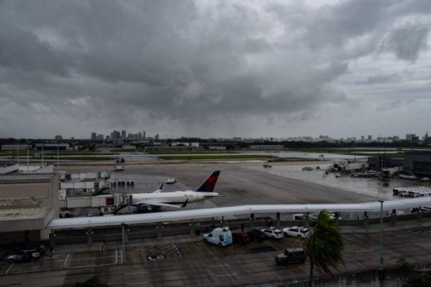 El Gobernador Ron DeSantis ordenó la evacuación obligatoria de las zonas costeras y varios aeropuertos cerraron este martes cancelando miles de vuelos en Florida, Georgia y Carolina del Sur.