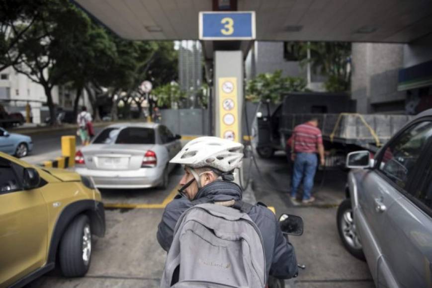 'Si tienes carro, tráelo y échale rápido porque esta gasolina se acaba hoy', advirtió un empleado de una gasolinera donde se apreciaban dos filas extensas de vehículos.