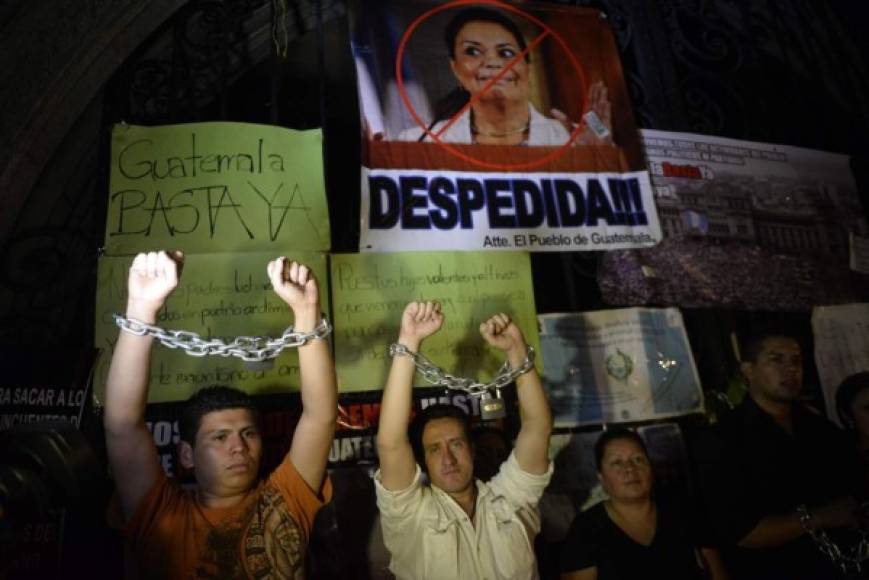 Decenas de manifestantes exigieron la renuncia de Roxana Baldetti.