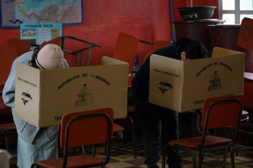 Uno de los primeros ciudadanos en ejercer el sufragio luego que el TSE inaugurara las elecciones generales en Honduras.