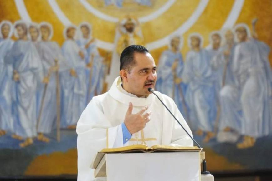 El Párroco de la catedral de San Pedro, padre Glenis Mejía, fue el encargado de dirigir la misa matutina en honor a la Virgen de Suyapa.