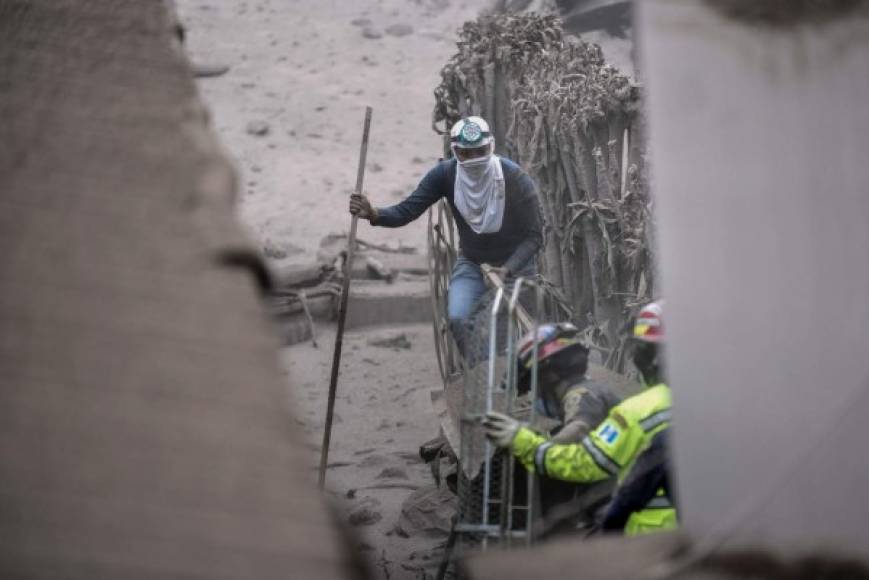 'El volcán ha hecho erupción, pero nunca de ésta manera', comentó Gustavo Larios, un albañil de 27 años que junto a varios vecinos y con pañuelo en el rostro recorre las calles del caserío en busca de familiares y amigos desaparecidos.