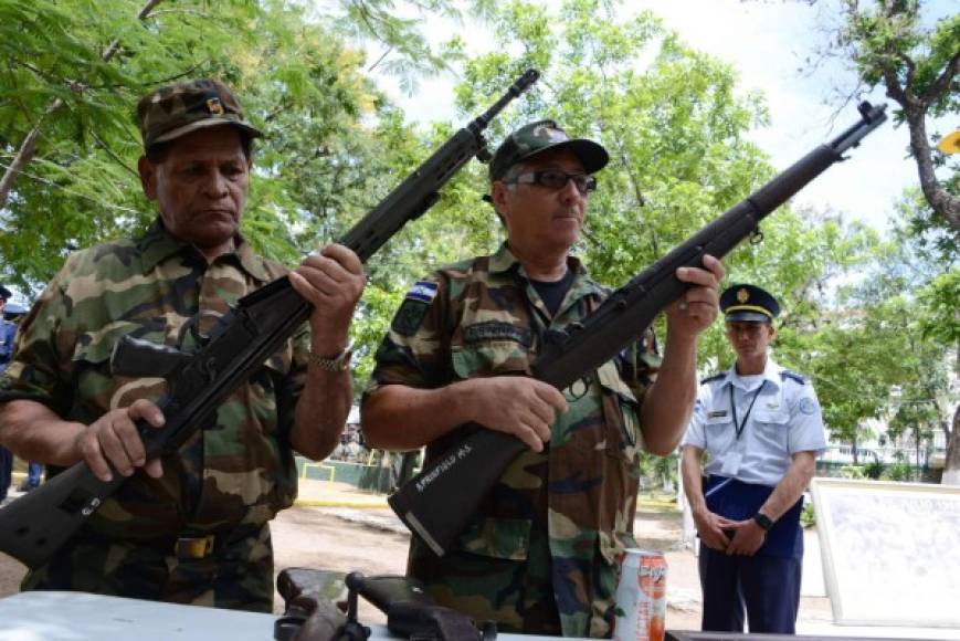 Veteranos de guerra posan con fusiles durante una ceremonia por el 47 aniversario de la guerra entre Honduras y El Salvador. AFP