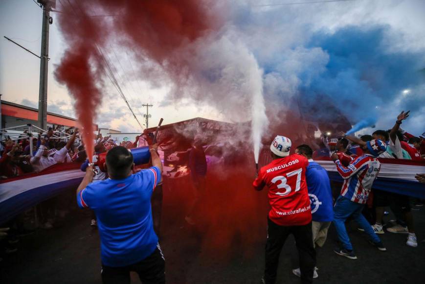 Las cámaras de Diario LA PRENSA capturaron el colorido ambiente en la previa de la gran final entre Olimpia y Motagua en Tegucigalpa. 