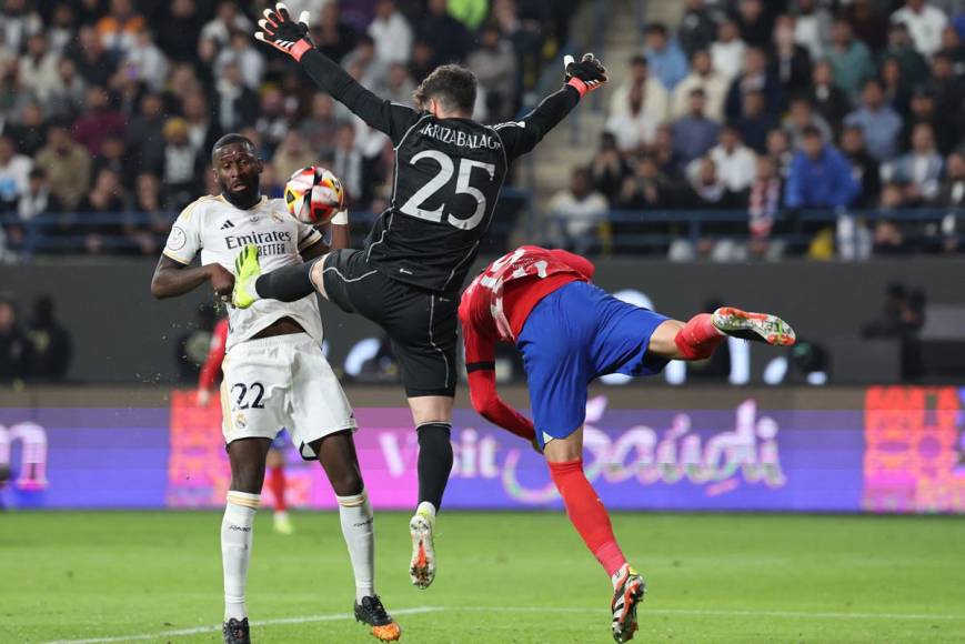 Kepa Arrizabalaga salió mal en esta jugada con Álvaro Morata, el balón le terminó rebotando a Rüdiger y acabó en el fondo del arco para el 2-3 del Atlético.
