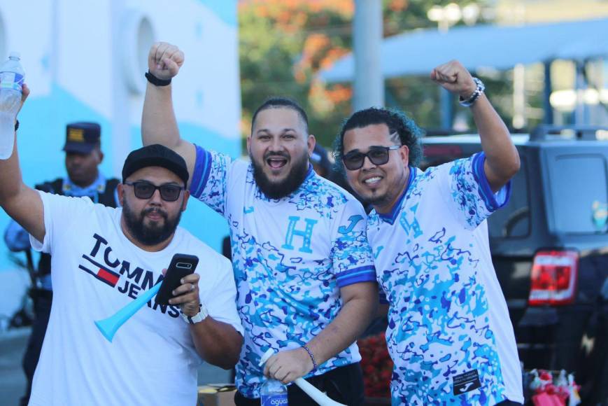 Los aficionados catrachos se mostraron positivos a horas del importante partido en Tegucigalpa. 