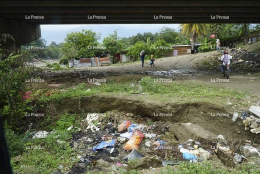 En las orillas del río Blanco se ve gran cantidad de basura, muchos son desperdicios de construcción.