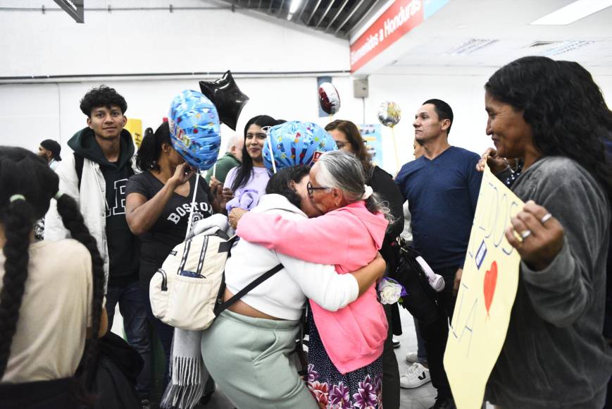 Algunas familias, como la Cruz Ávila, originaria del Valle de Jamastrán, viajaron durante horas para recibir a sus parientes en el aeropuerto de San Pedro Sula.