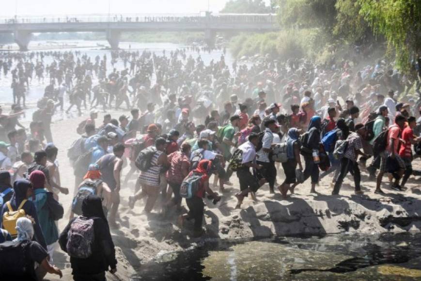Los desesperados migrantes fueron recibidos con gases lacrimógenos al pisar territorio mexicano.