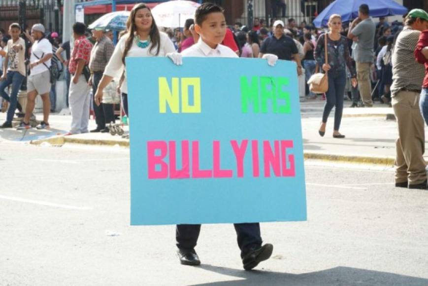 Niño se expresa contra el maltrato en San Pedro Sula.
