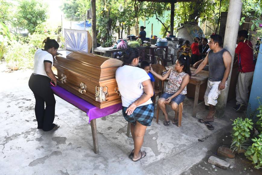 Familiares lamentan la muerte de René Cortés, Elvira Bautista y Concepción Cortés, quienes volcaron en su vehículo y cayeron en un abismo en Naco, Cortés.