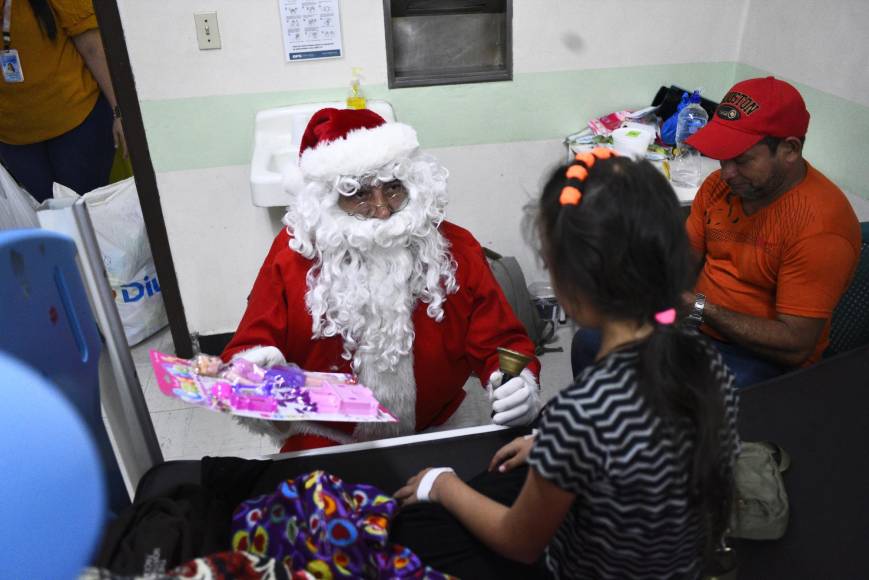 El sonido de las campanas navideñas y la peculiar sonrisa de Santa Claus llenaron de alegría los pasillos de las salas de Pediatría y Hemato Oncología del hospital Mario Catarino Rivas.
