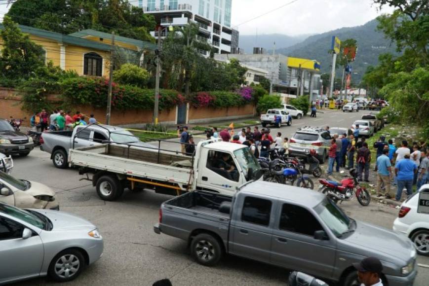 Una mujer que al parecer iba en el carro acribillado resultó ilesa.