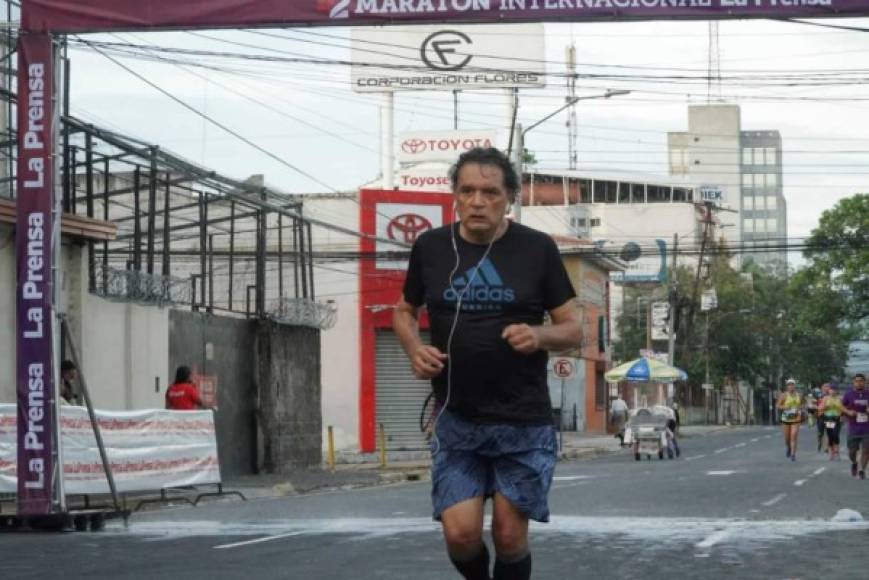 La salida de los corredores inscritos en la categoría de 21 kilómetros arrancó hoy a las 5:00 am la 42 edición de la Maratón Internacional de Diario LA PRENSA, la fiesta deportiva más grande de Honduras.<br/>