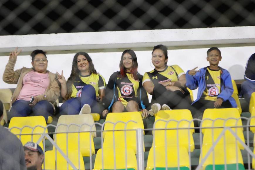 Las chicas también se hicieron presentes en el Estadio Carlos Miranda para ver la semifinal entre Génesis y Olimpia.
