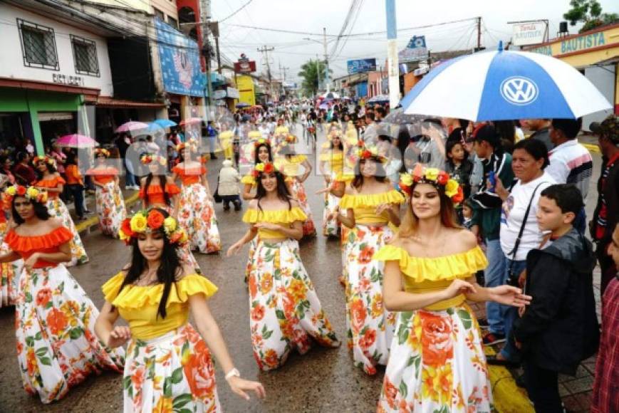 Bellas hondureñas engalanaron el desfile y acapararon miradas a su paso.