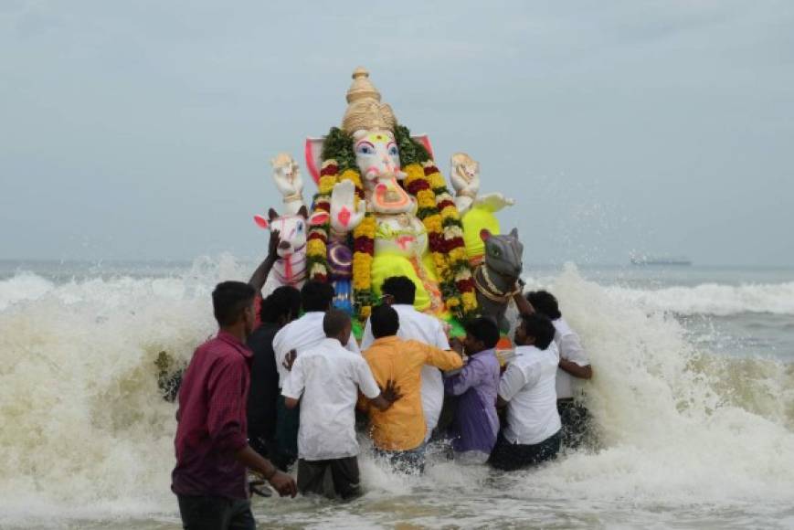El festival del elefante . Devotos indios sumergieron al ídolo Ganesha en el mar para atraer la prosperidad del dios Shiva.