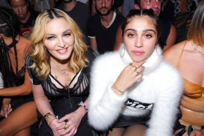 La hija de Madonna debutó sobre la pasarela de la Semana de la Moda de Nueva York 2018 manteniéndose fiel a sus principios y luciendo orgullosa el vello oscuro de sus piernas y axilas.