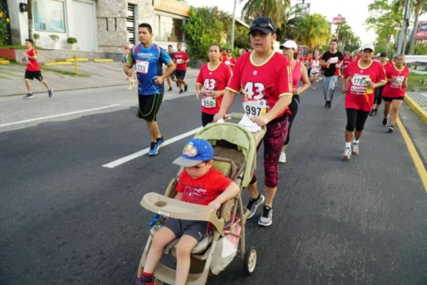 Pequeños acompañados de sus padres participan de la Maratón de LA PRENSA.