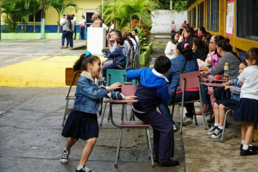 La educación en Honduras todavía tiene numerosos retos que superar, pero el esfuerzo vale la pena para brindarles un mejor futuro a los jóvenes a través de una enseñanza de calidad y en condiciones óptimas.
