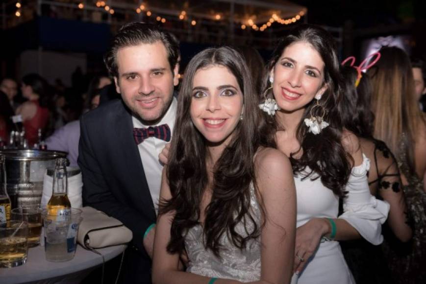 Gabriel, Andrea y Valeria Monterroso.