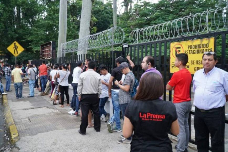 Ciudadanos hacen fila en el Registro Nacional de las Personas en San Pedro Sula este domingo 26 de noviembre de 2017.