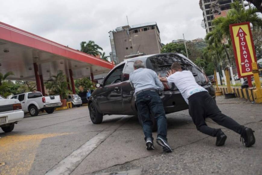 Largas colas se registraban este jueves en gasolineras de Caracas y otras ciudades venezolanas, tras una falla logística que afecta el suministro y genera nerviosismo entre los conductores.